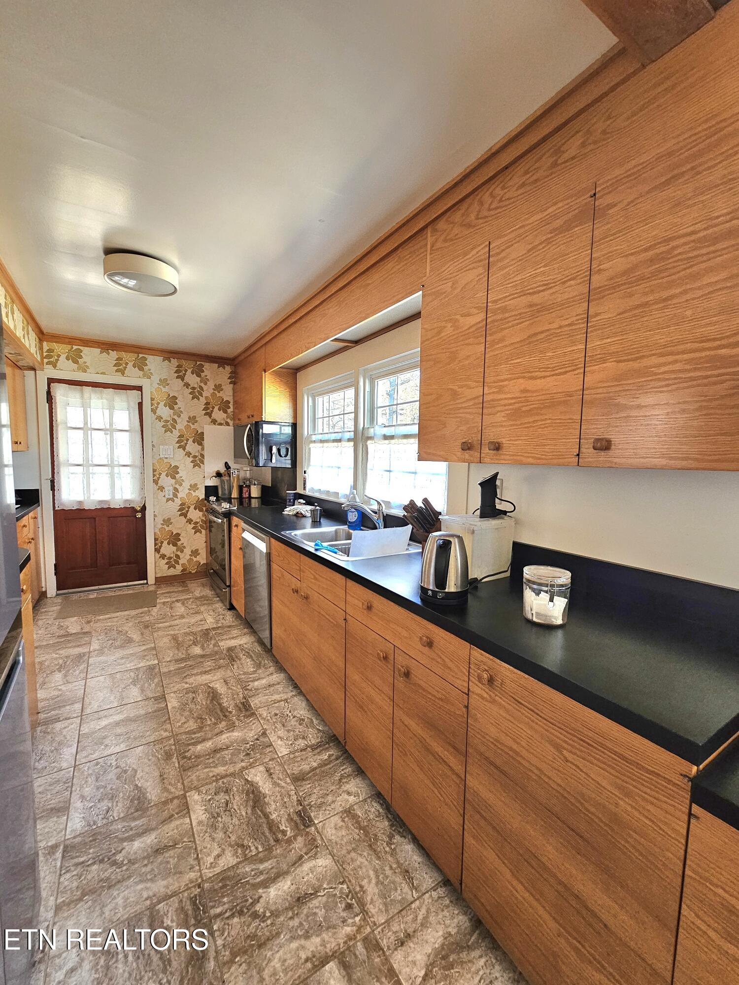 105 Pomona Road Oak Ridge, TN 37830 - Photo 15 of 39 Solid wood Cabinetry