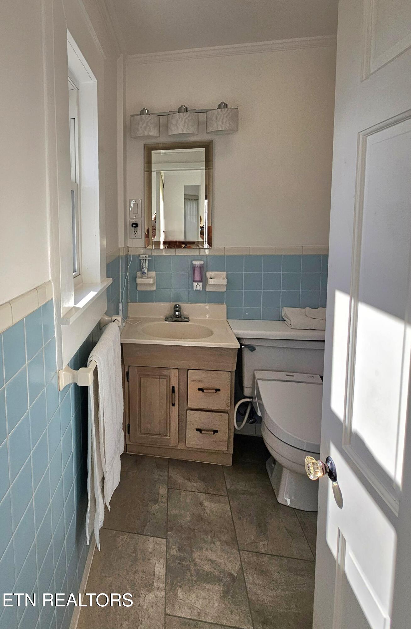 105 Pomona Road Oak Ridge, TN 37830 - Photo 18 of 30 Half bath