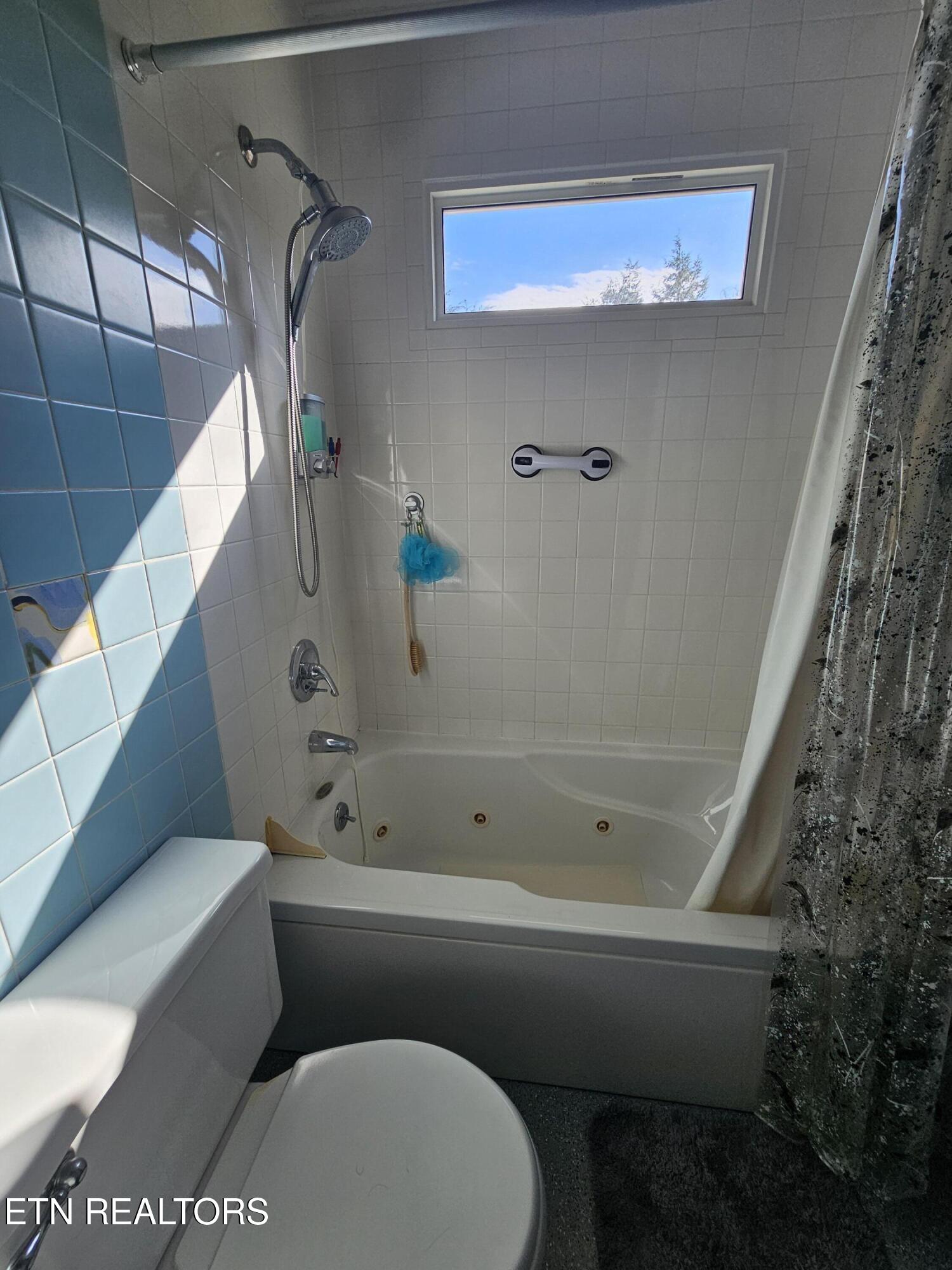 105 Pomona Road Oak Ridge, TN 37830 - Photo 22 of 30 Jetted tub