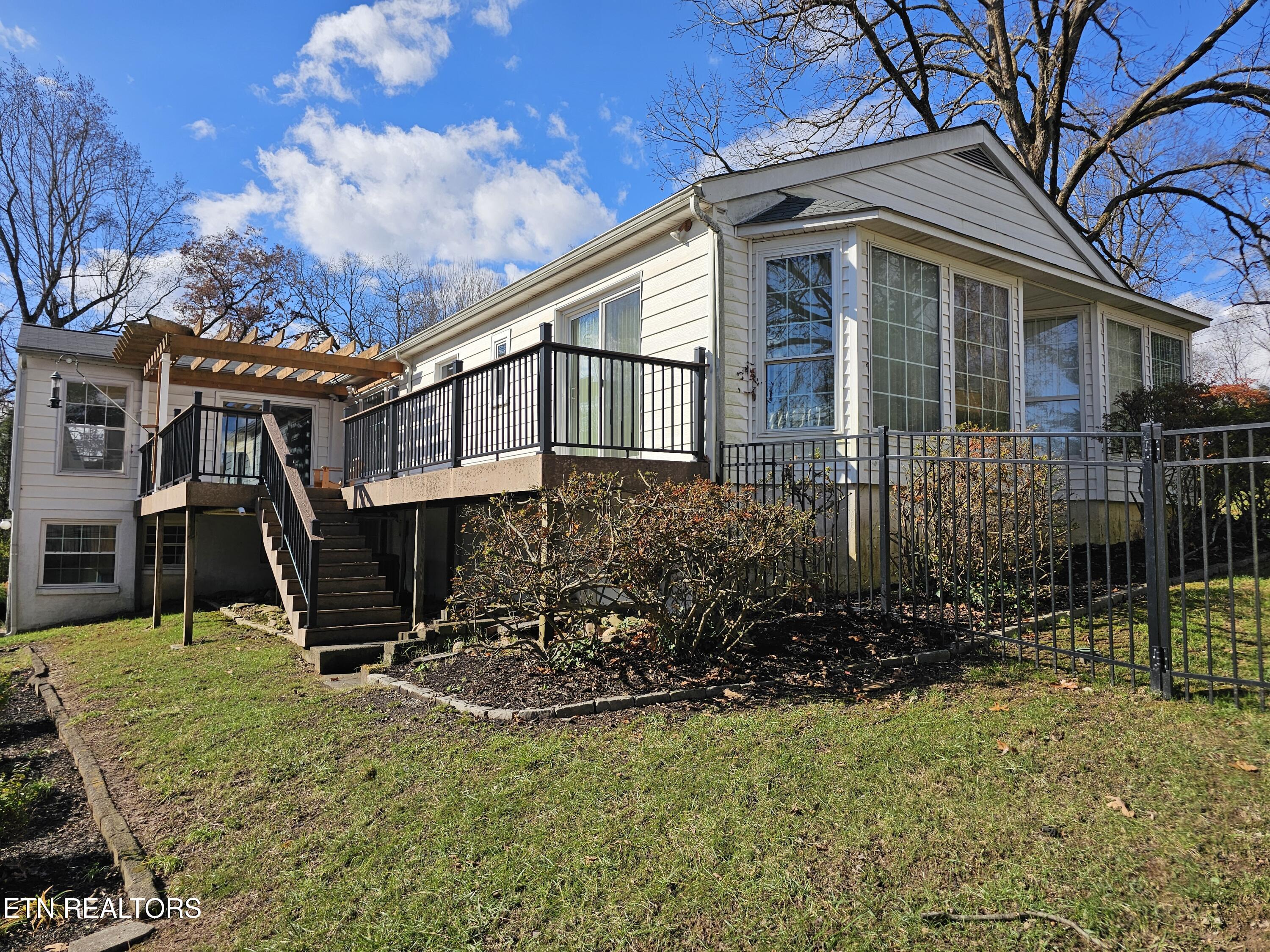105 Pomona Road Oak Ridge, TN 37830 - Photo 24 of 30 Large maintenance free deck