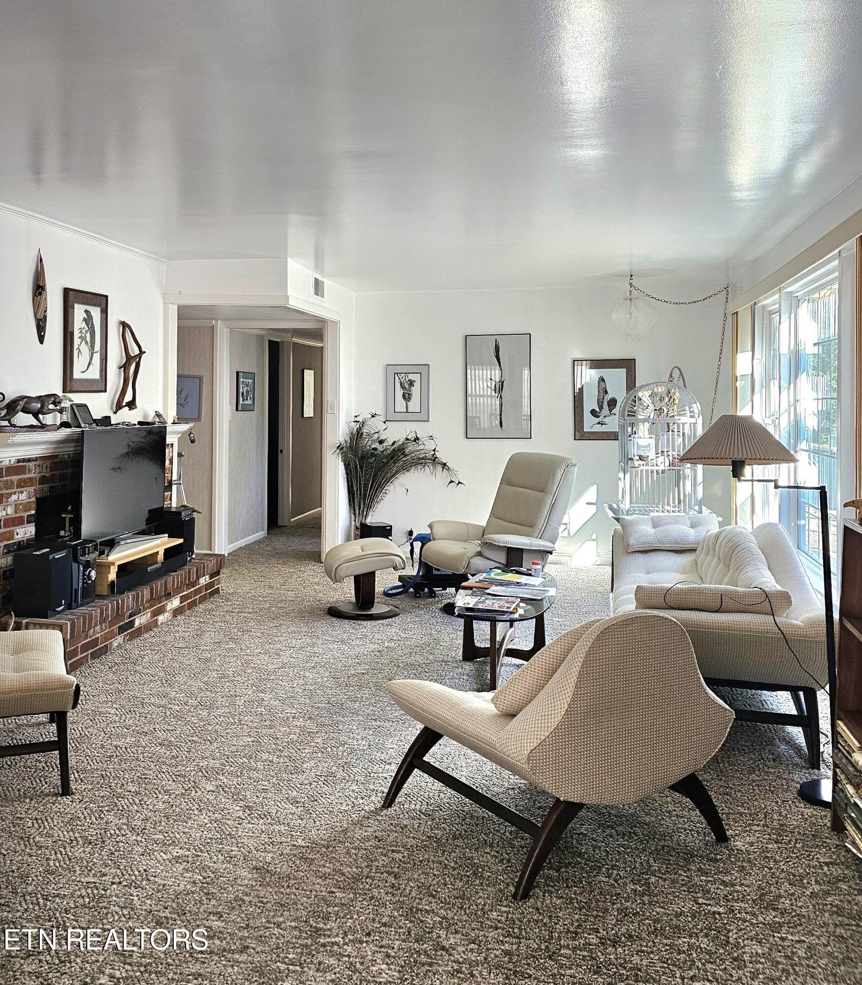 105 Pomona Road Oak Ridge, TN 37830 - Photo 3 of 30 Bright Living room