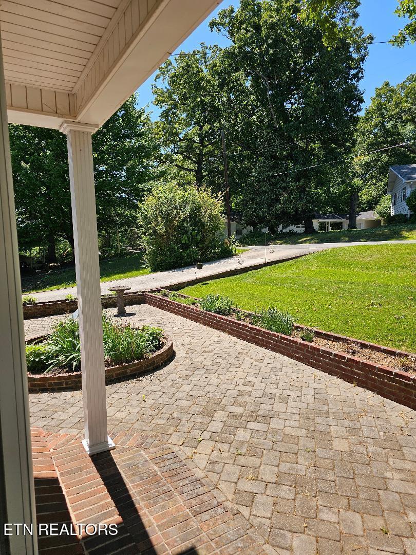 105 Pomona Road Oak Ridge, TN 37830 - Photo 3 of 34 Front patio