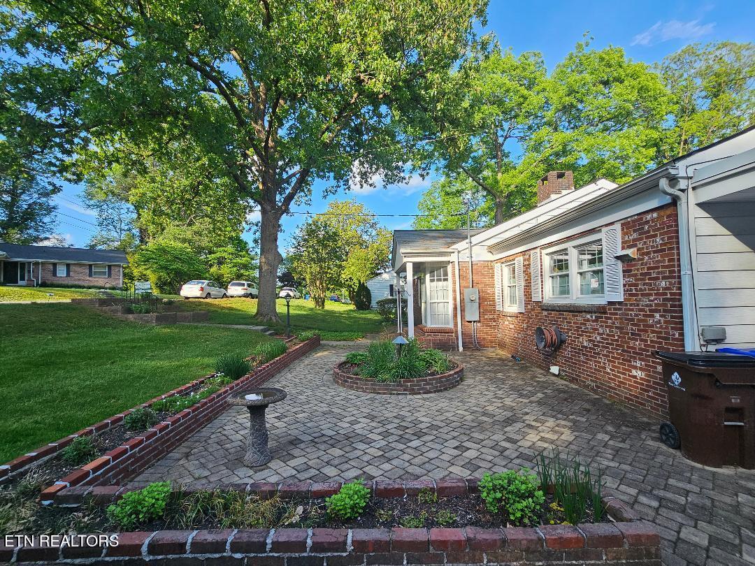 105 Pomona Road Oak Ridge, TN 37830 - Photo 39 of 39 Front Patio