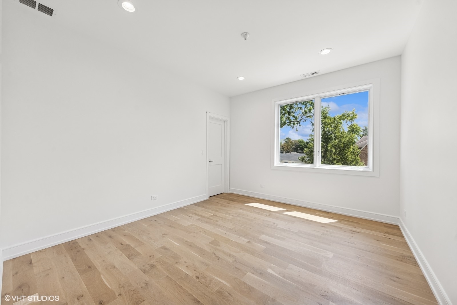 936 Mitchell Avenue Elmhurst, IL 60126 - Photo 20 of 44 an empty room with a window