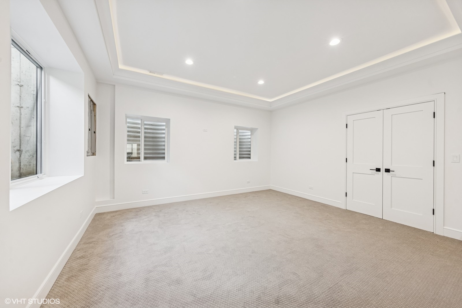 936 Mitchell Avenue Elmhurst, IL 60126 - Photo 35 of 44 an empty room with windows