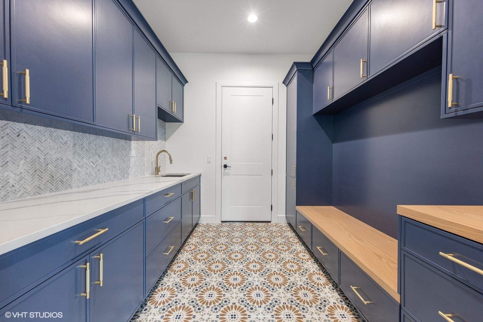 936 Mitchell Avenue Elmhurst, IL 60126 - Photo 37 of 44 a bathroom with a sink a toilet and bathtub