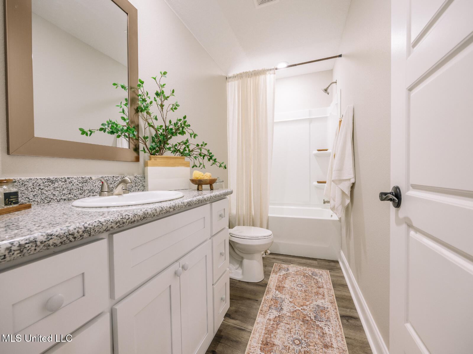 9658 West Oaklawn Road Biloxi, MS 39532 - Photo 15 of 17 _Kai_C193_Bath3