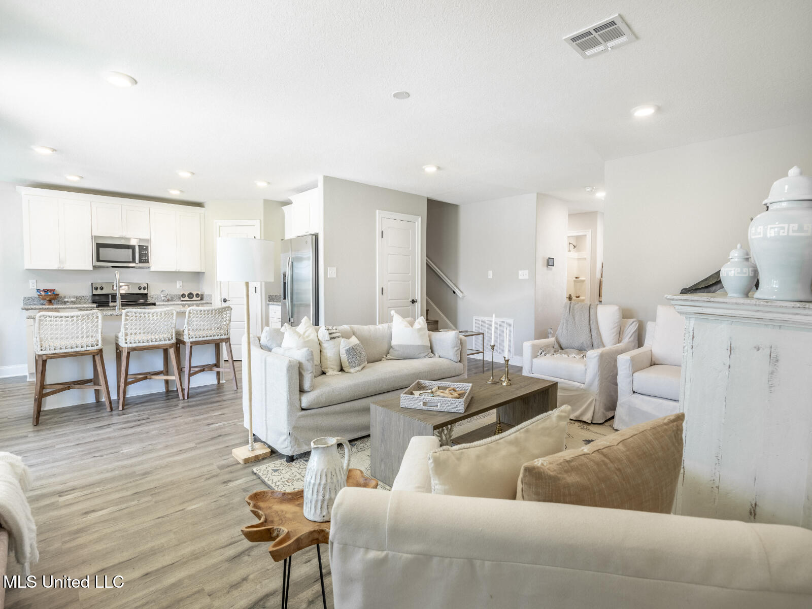 9658 West Oaklawn Road Biloxi, MS 39532 - Photo 5 of 17 _Kai_C193_GreatRoom