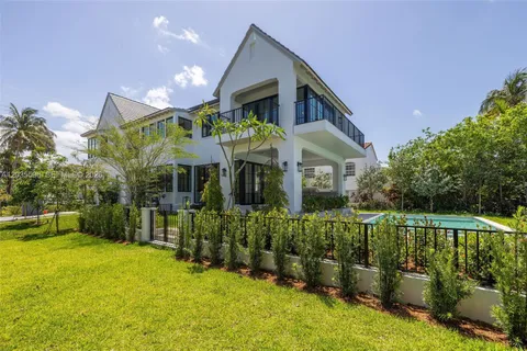 $6,995,000 | 5262 La Gorce Drive, Miami Beach, FL 33140