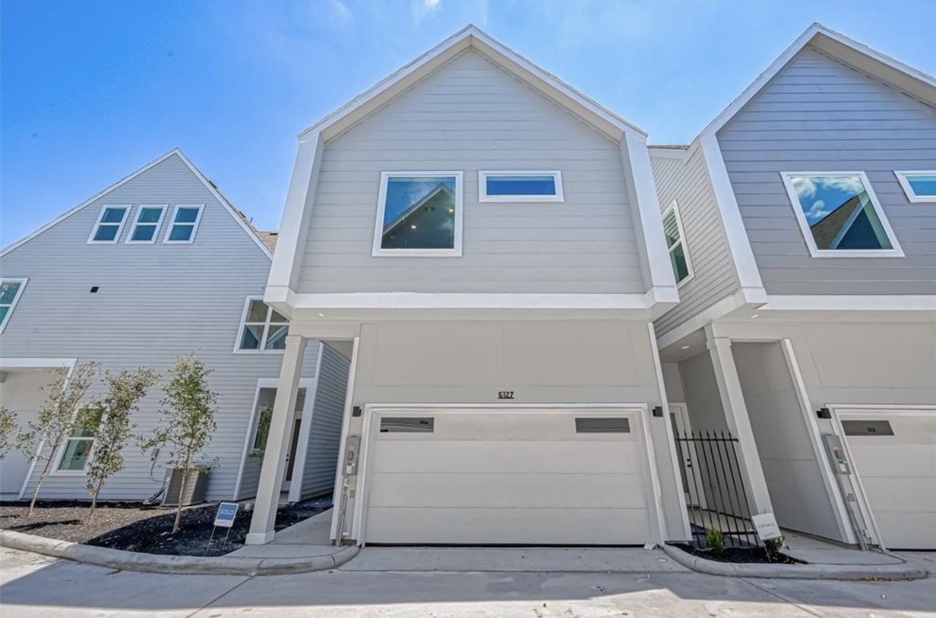 6127 West Montgomery Road Houston, TX 77091 - Photo 2 of 38 a front view of a house with garage