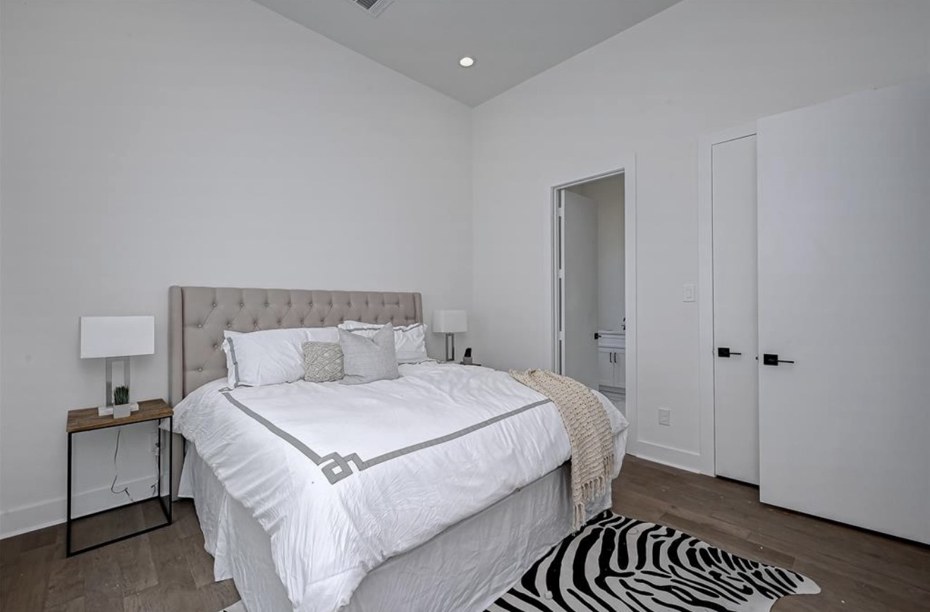 6127 West Montgomery Road Houston, TX 77091 - Photo 25 of 38 a bedroom with a bed and a lamp