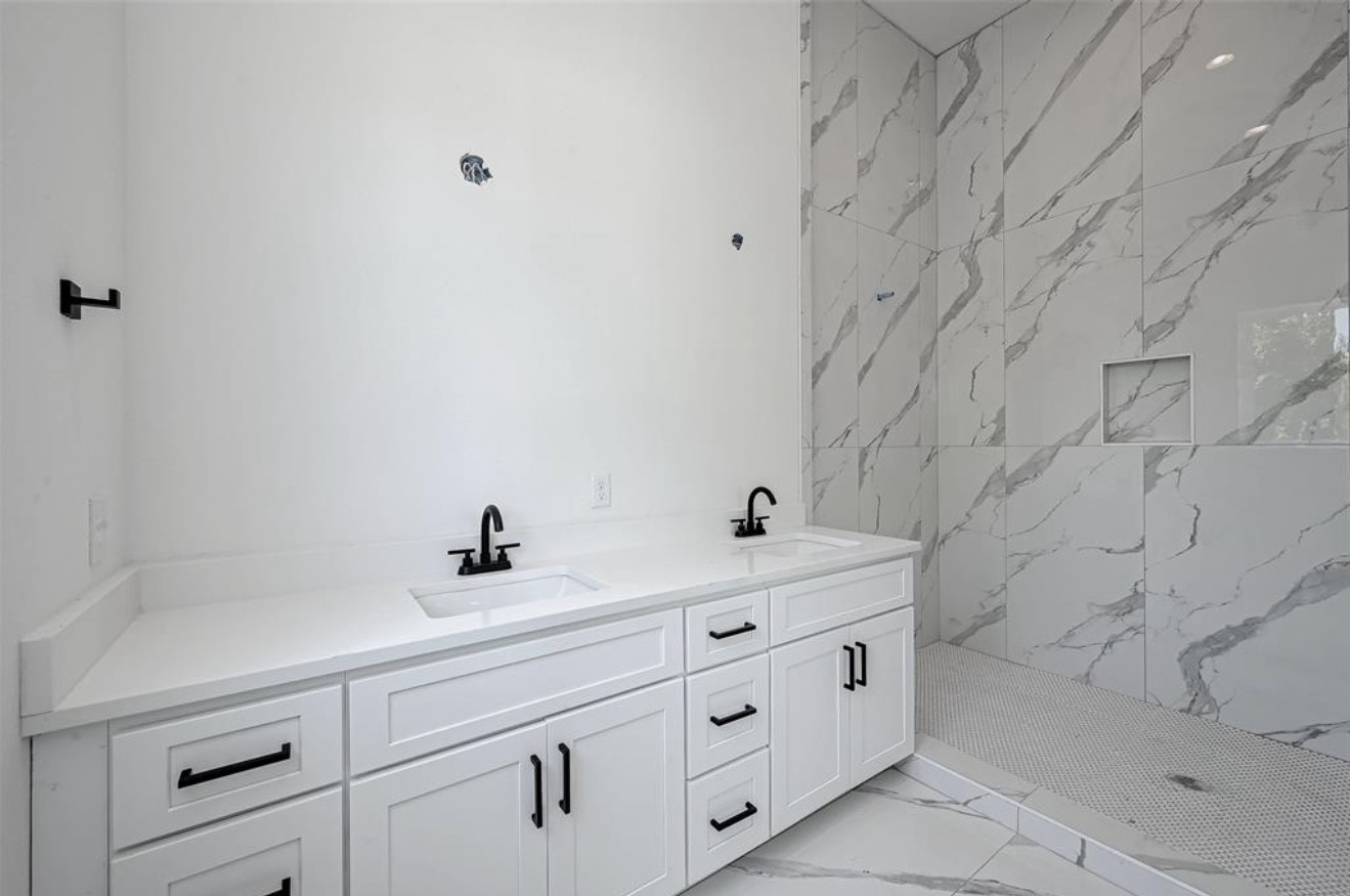 6127 West Montgomery Road Houston, TX 77091 - Photo 27 of 38 a bathroom with a sink and a mirror