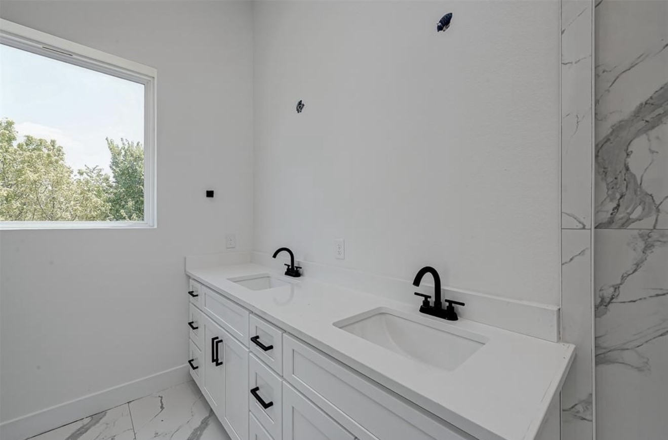 6127 West Montgomery Road Houston, TX 77091 - Photo 29 of 38 a bathroom with a sink and a mirror