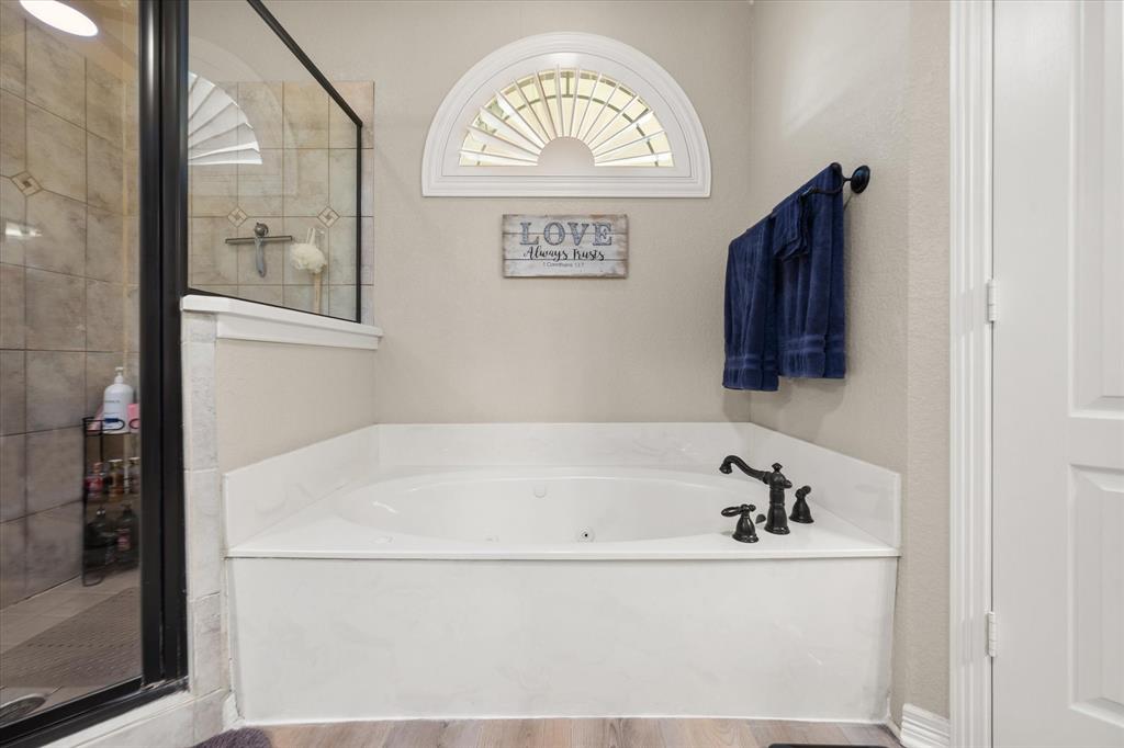 413 Rugged Drive Red Oak, TX 75154 - Photo 21 of 39 Jetted tub and separate shower