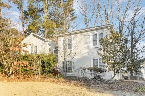 a view of a house with a yard