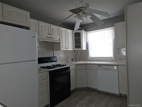 $3,000 | 657 North Delaware Avenue, Lindenhurst, NY 11757