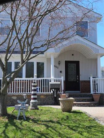 $3,000 | 657 North Delaware Avenue, Lindenhurst, NY 11757