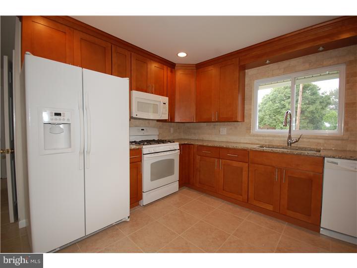 718 Sherrie Road Philadelphia, PA 19115 - Photo 3 of 19