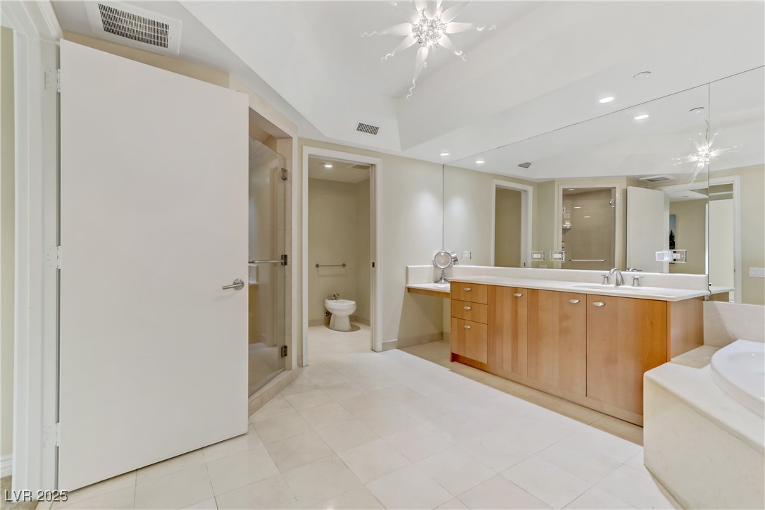 2777 Paradise Road, Unit 2001 Las Vegas, NV 89109 - Photo 18 of 33 Primary Bath