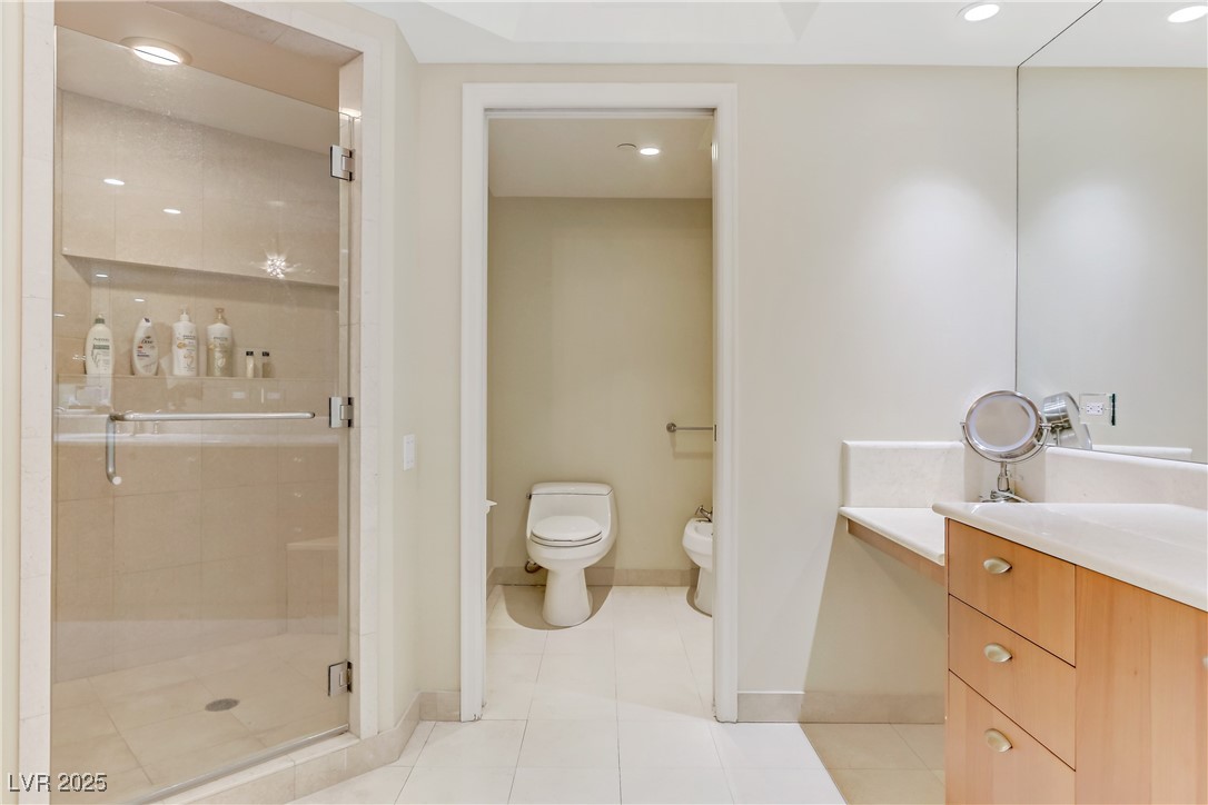2777 Paradise Road, Unit 2001 Las Vegas, NV 89109 - Photo 19 of 33 Primary Bath