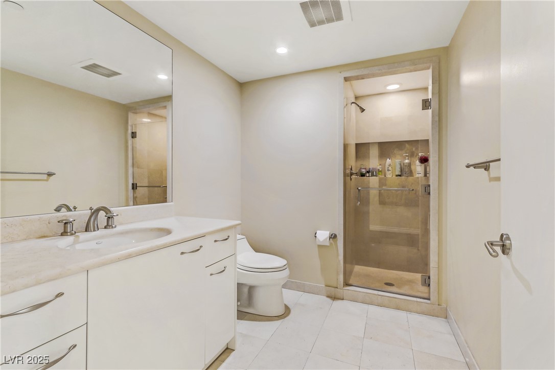 2777 Paradise Road, Unit 2001 Las Vegas, NV 89109 - Photo 24 of 33 Guest Bath