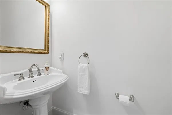 a view of an house with backyard and deck