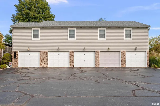 $175,000 | 2422 East 51st Street, Unit E, Davenport, IA 52807