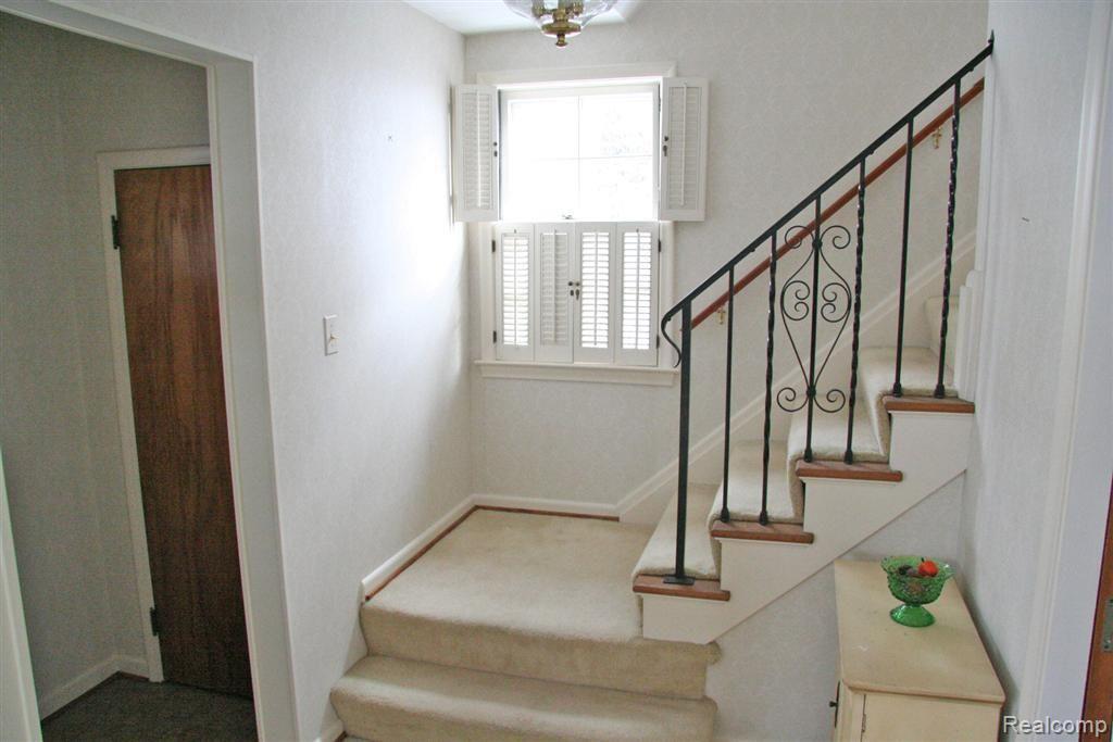 1236 Yorkshire Road Birmingham, MI 48009 - Photo 2 of 11 02 Foyer