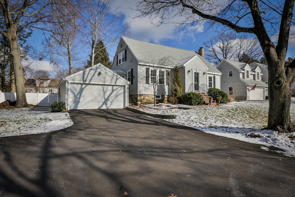 38 Putnam Road North Andover, MA 01845 - Photo 1 of 28 Gallery Image 1