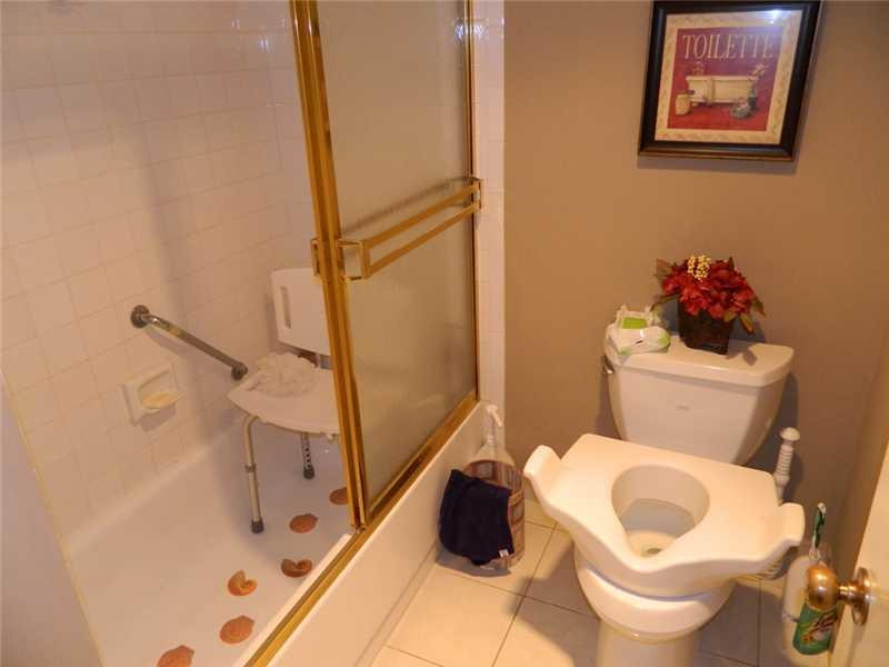 21726 Arriba Real, Unit E Boca Raton, FL 33433 - Photo 11 of 17 Master Bath/Spa