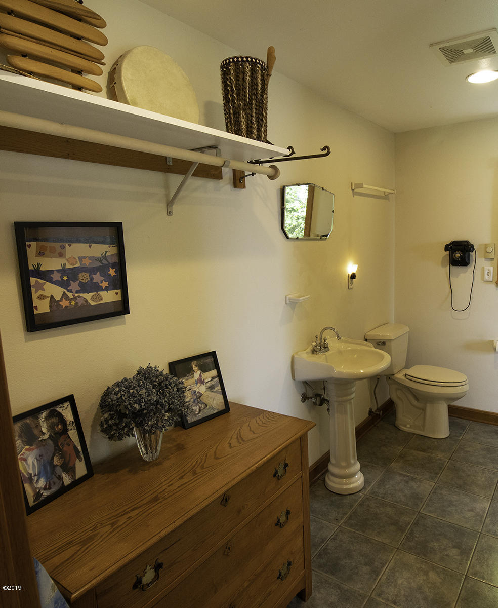 122 Reeves Circle Yachats, OR 97498 - Photo 10 of 40 Main floor bathroom PHOTO