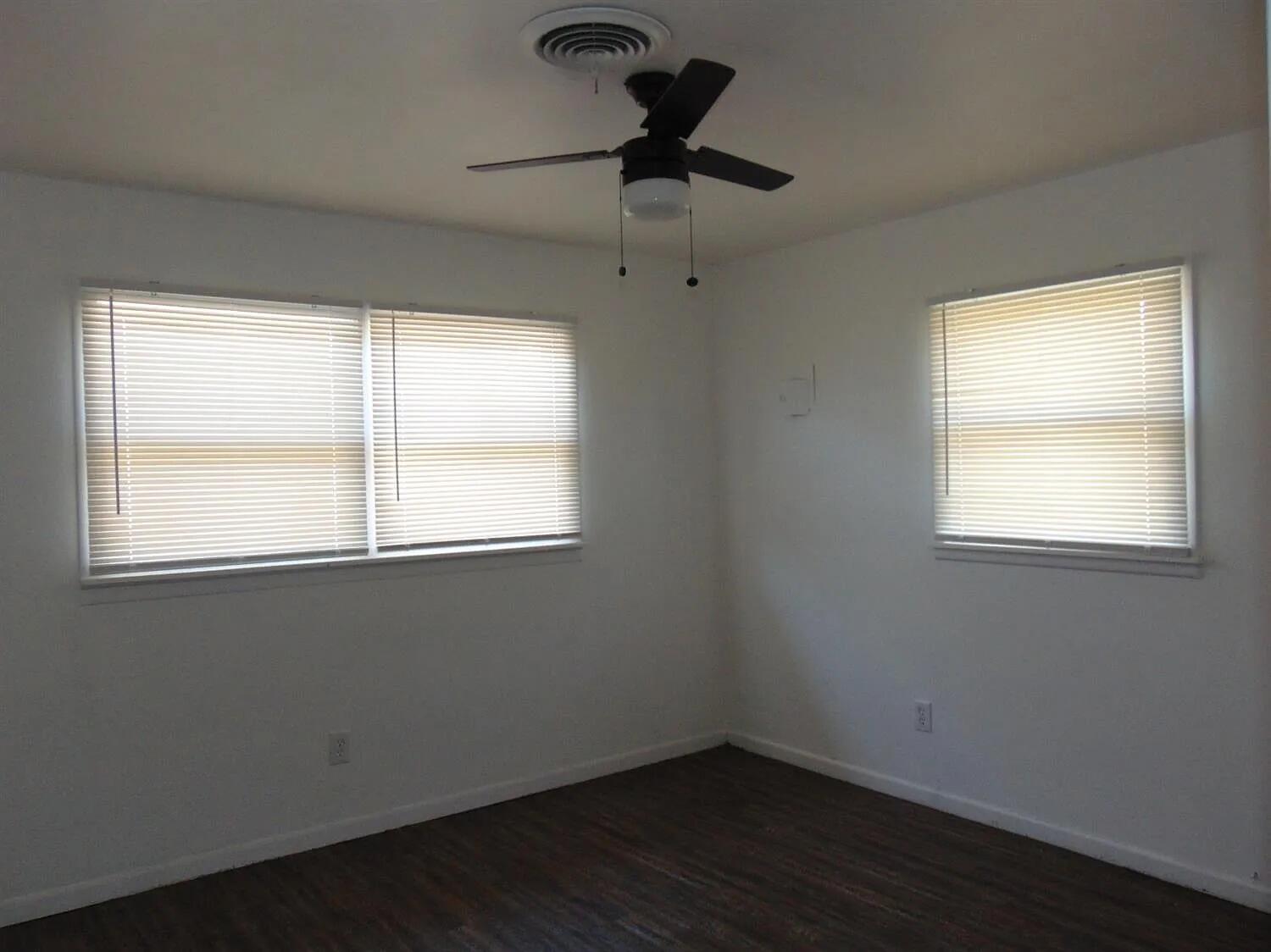 2412 46th Street, Unit A Lubbock, TX 79412 - Photo 4 of 7 04352dda13830c5f14ad826ef5f3b328-uncropp