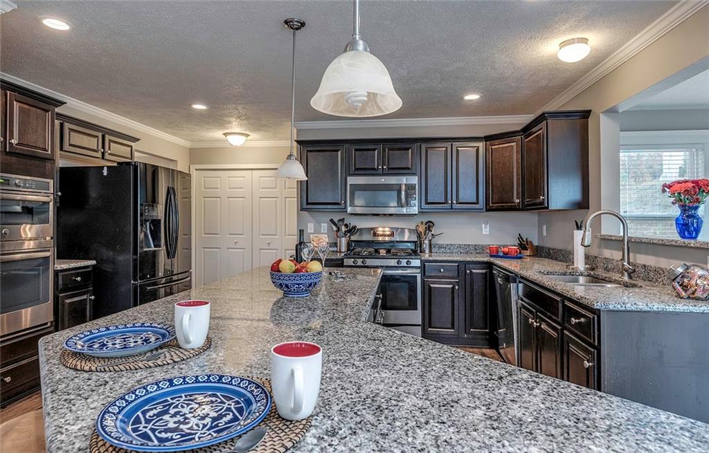 246 Foxwood Road Moon Township, PA 15108 - Photo 5 of 25