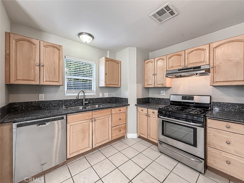 58 Charles Street Moorpark, CA 93021 - Photo 21 of 64 Kitchen