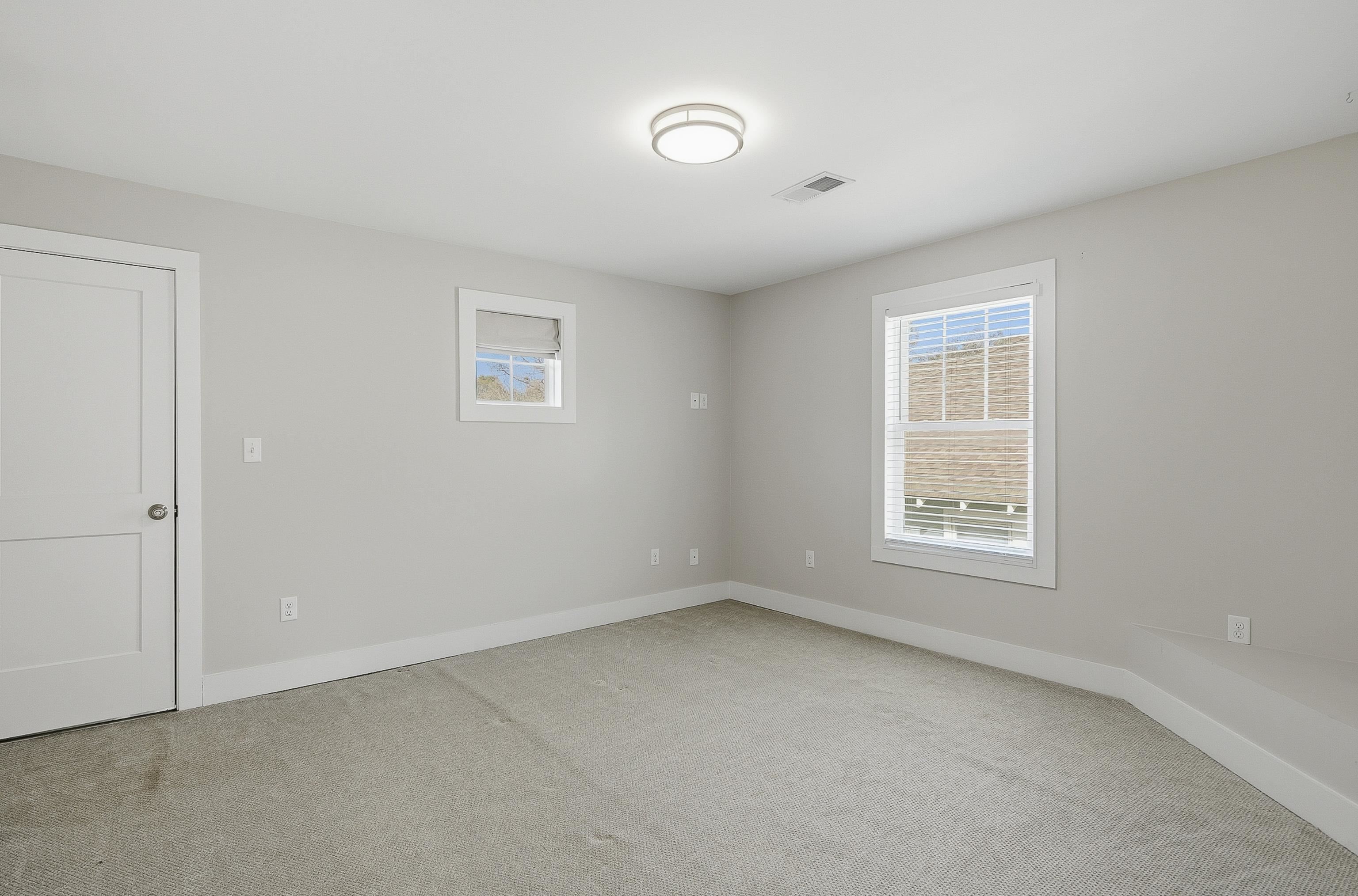 1925 Evelyn Avenue Memphis, TN 38104 - Photo 9 of 30 an empty room with a window