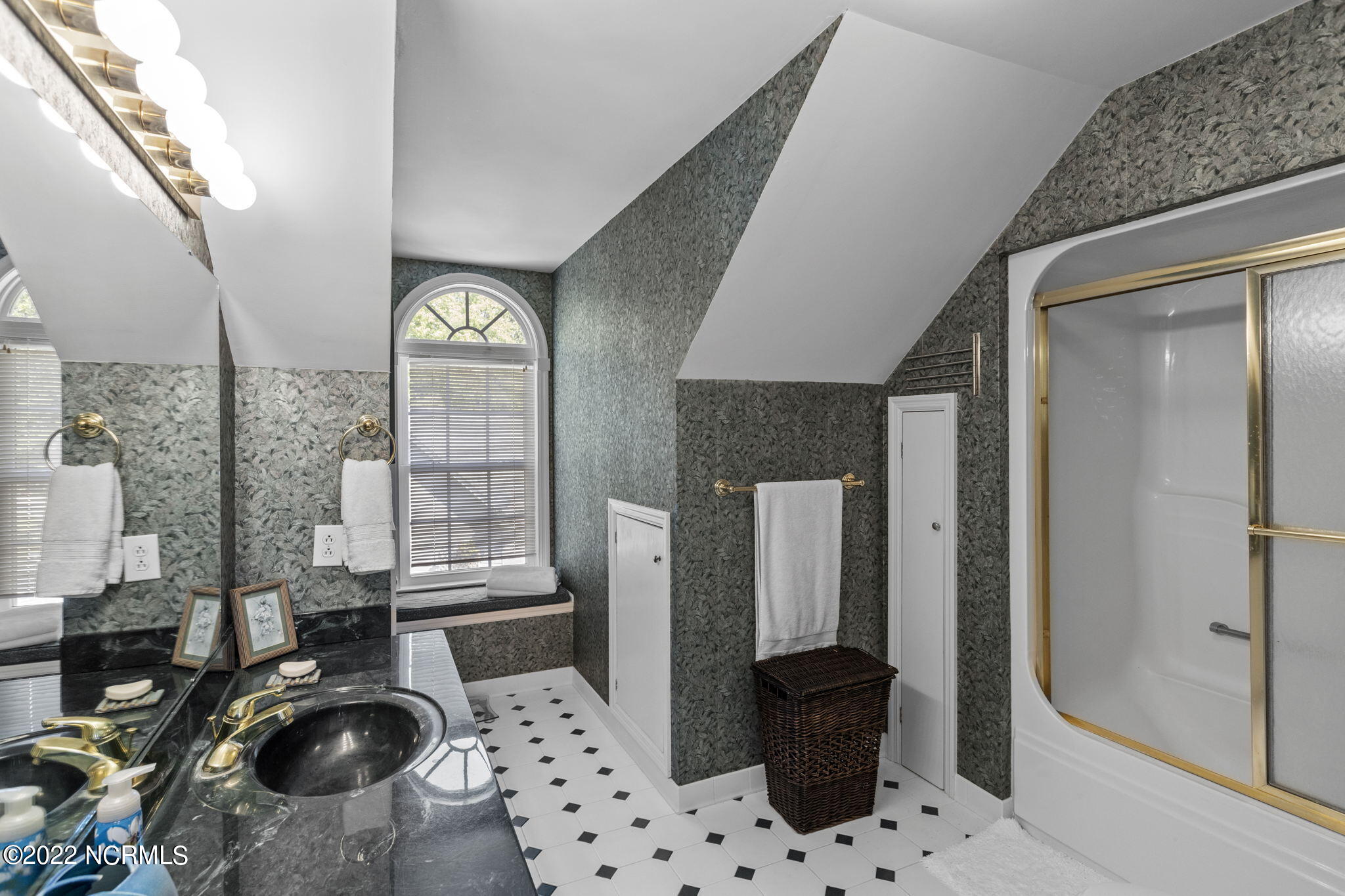 1141 Hardison Lee Farm Road Arapahoe, NC 28510 - Photo 29 of 57 Guest bathroom on 2nd floor