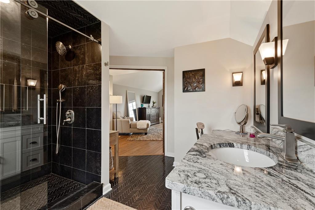 1731 Rutledge Street Pittsburgh, PA 15211 - Photo 11 of 25 Executive Suite Bathroom