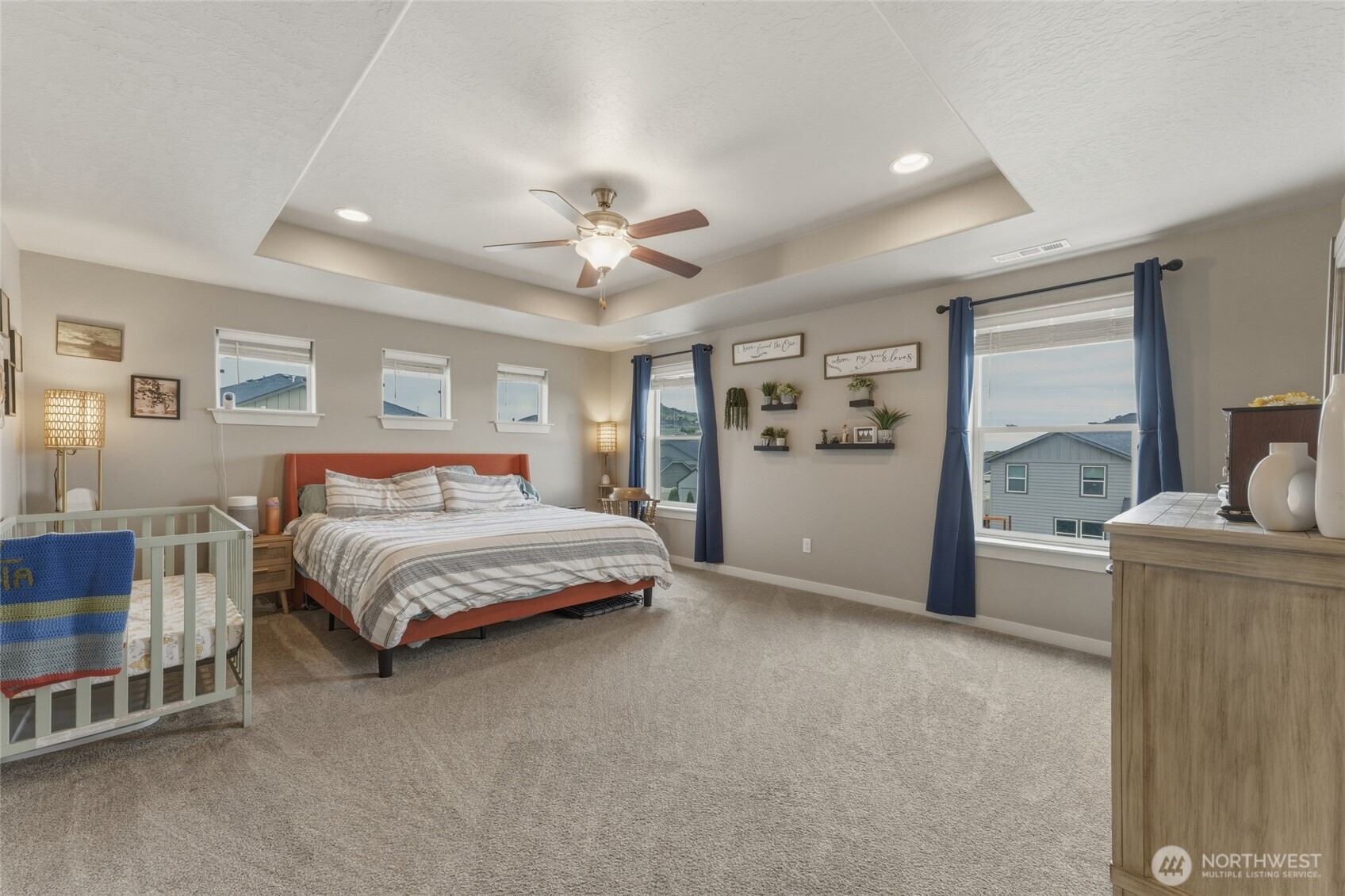 3070 Duval Loop Richland, WA 99352 - Photo 21 of 40 a bedroom with a large bed and a chandelier
