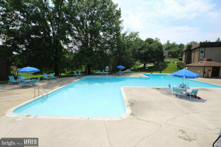 5816 Royal Ridge Drive, Unit T Springfield, VA 22152 - Photo 20 of 24 Swimming Pool