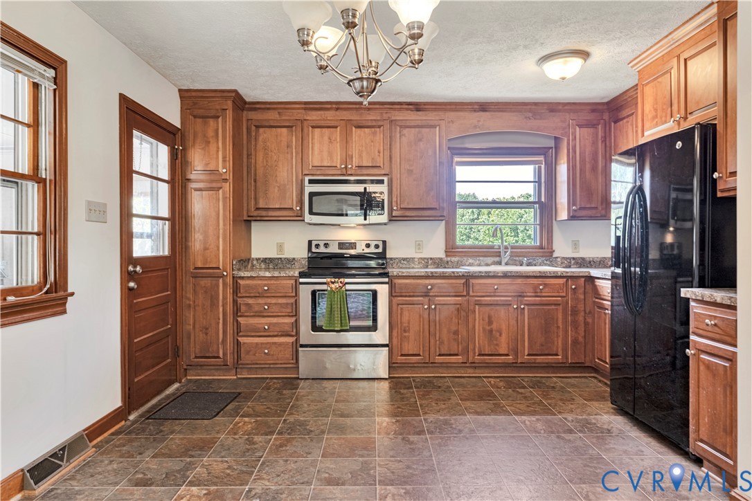 712 Fredericks Hall Road Bumpass, VA 23024 - Photo 4 of 46