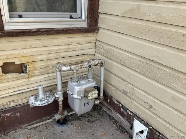 a black and white photo of a room
