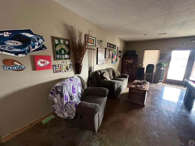 $1,200,000 | 1975 West 181st Street, Scranton, KS 66537