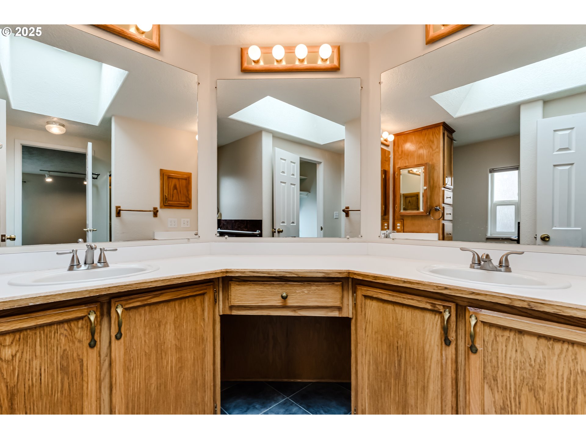 5320 Burke Street Eugene, OR 97402 - Photo 17 of 27 Bathroom