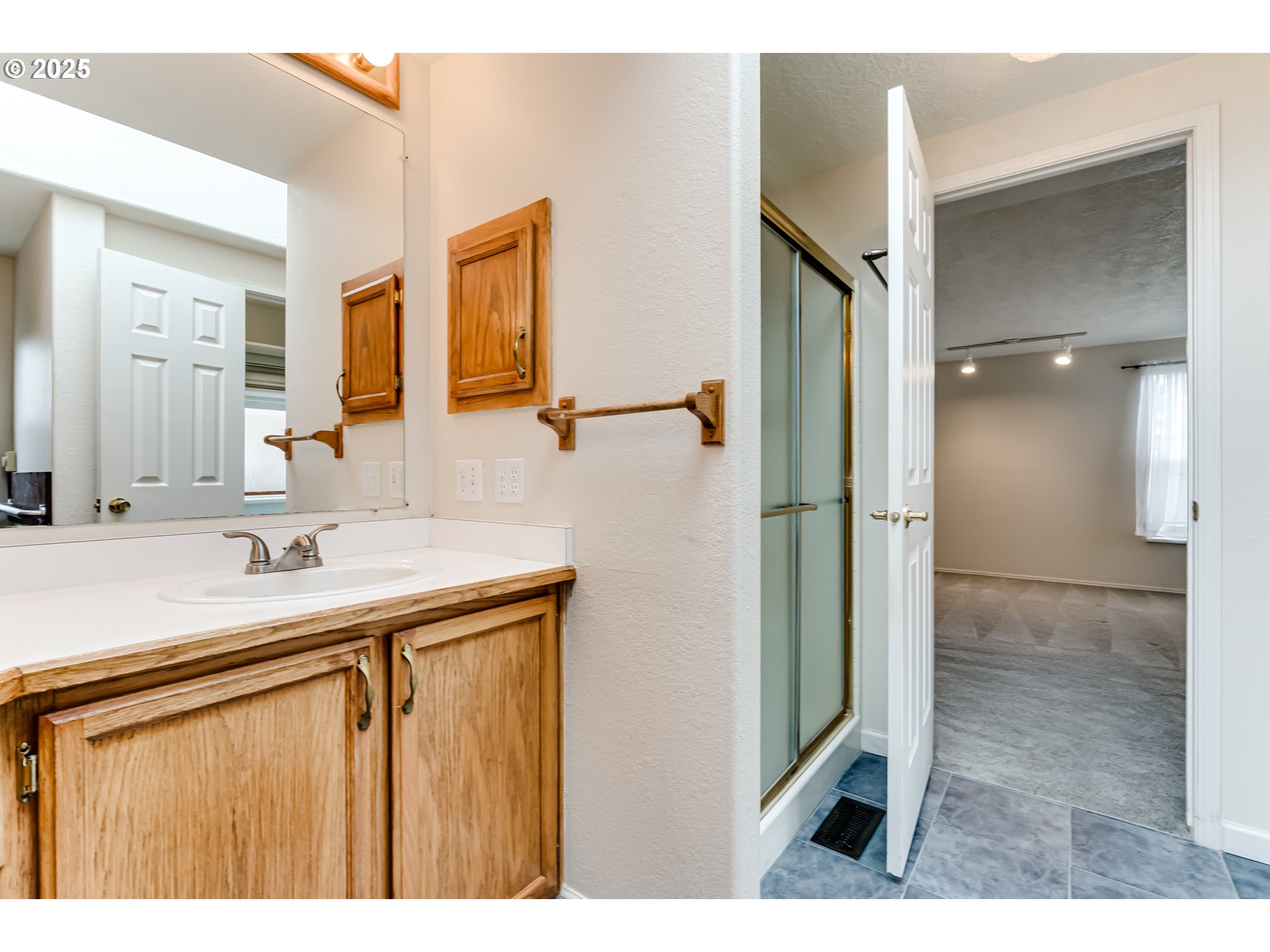 5320 Burke Street Eugene, OR 97402 - Photo 18 of 27 Bathroom