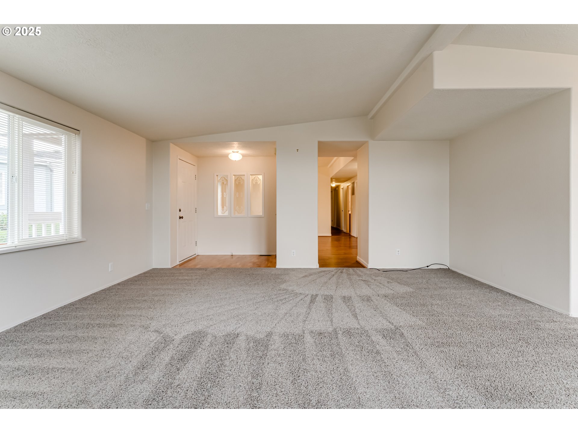 5320 Burke Street Eugene, OR 97402 - Photo 4 of 27 Living Room/Entrance