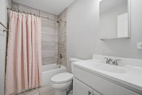 $450,000 | 221 Stafford Drive, Mundelein, IL 60060