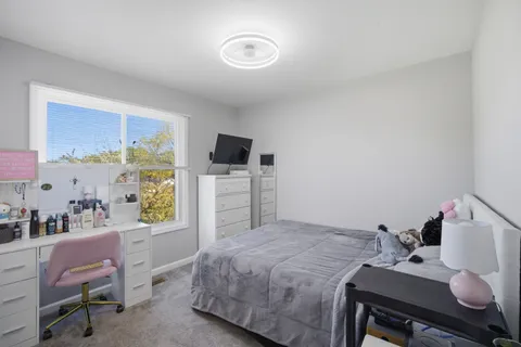 $450,000 | 221 Stafford Drive, Mundelein, IL 60060