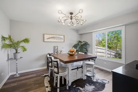 $450,000 | 221 Stafford Drive, Mundelein, IL 60060