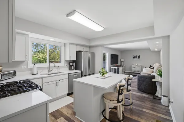 $475,000 | 221 Stafford Drive, Mundelein, IL 60060
