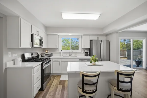 $475,000 | 221 Stafford Drive, Mundelein, IL 60060